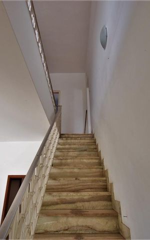 Casa à venda com 276m², 5 quartos e 2 vagasEscada