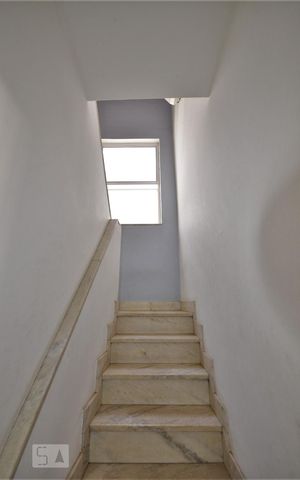 Casa à venda com 276m², 5 quartos e 2 vagasEscada