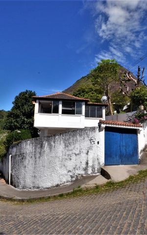 Casa à venda com 276m², 5 quartos e 2 vagasFachada