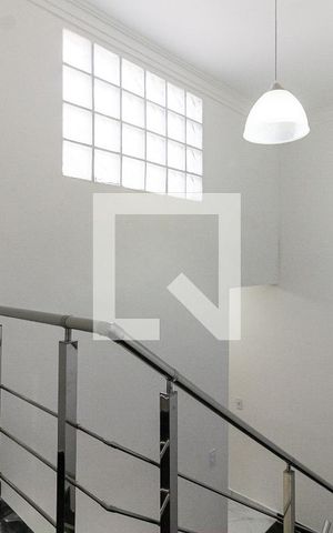 Casa à venda com 128m², 3 quartos e 2 vagas Casa à venda com 128m², 3 quartos e 2 vagasEscada