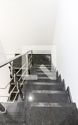 Casa à venda com 128m², 3 quartos e 2 vagas Casa à venda com 128m², 3 quartos e 2 vagasEscada