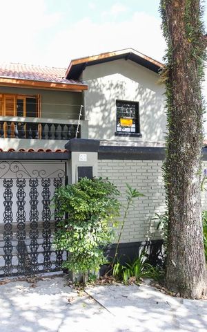 Casa para alugar com 256m², 3 quartos e 6 vagasFachada