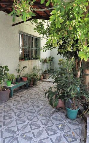 Casa à venda com 270m², 6 quartos e 3 vagasFachada