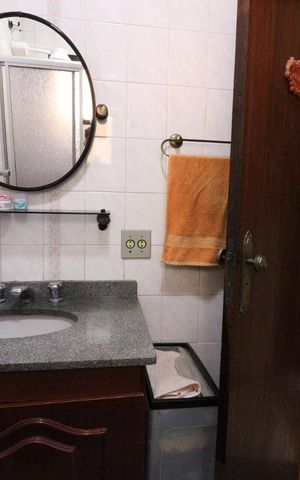 Casa à venda com 270m², 6 quartos e 3 vagasBanheiro 2