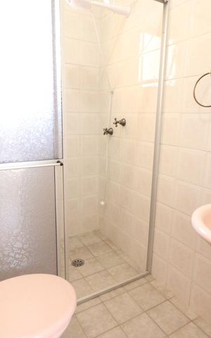 Casa à venda com 270m², 6 quartos e 3 vagasBanheiro 1