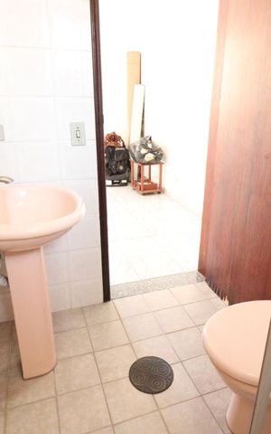 Casa à venda com 270m², 6 quartos e 3 vagasBanheiro 1