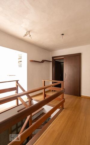 Casa à venda com 360m², 4 quartos e 1 vagaEscada