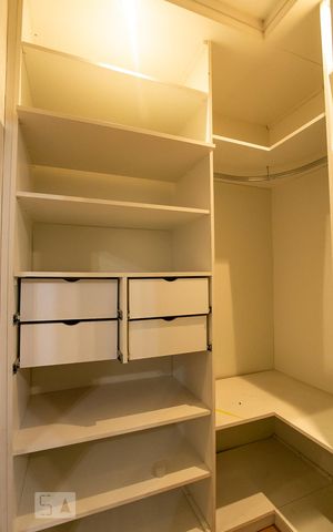 Casa à venda com 360m², 4 quartos e 1 vagaCloset