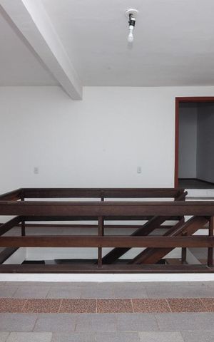 Casa à venda com 440m², 4 quartos e 2 vagas Casa à venda com 440m², 4 quartos e 2 vagasSala