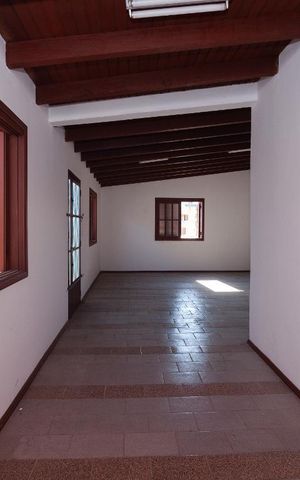 Casa à venda com 440m², 4 quartos e 2 vagas Casa à venda com 440m², 4 quartos e 2 vagasSala