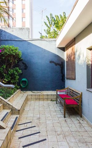 Casa à venda com 270m², 3 quartos e 4 vagasFundos