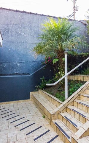 Casa à venda com 270m², 3 quartos e 4 vagasFundos
