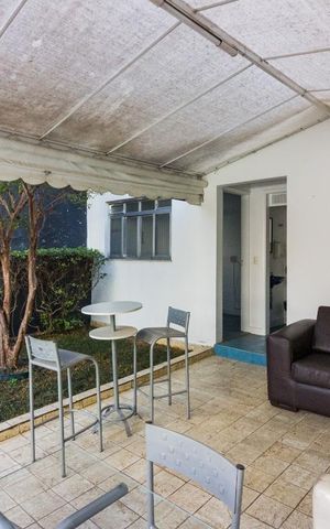 Casa à venda com 270m², 3 quartos e 4 vagasFundos
