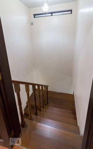 Casa à venda com 431m², 4 quartos e 5 vagasEscadas