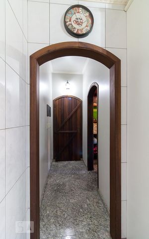 Casa à venda com 431m², 4 quartos e 5 vagasCozinha - acesso lateral e despensa