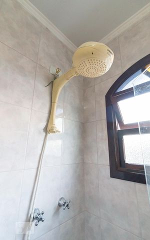 Casa à venda com 431m², 4 quartos e 5 vagasBanheiro social - chuveiro