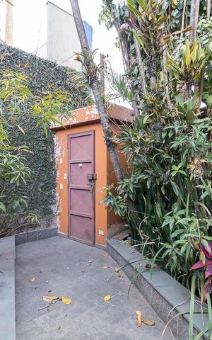 Casa à venda com 431m², 4 quartos e 5 vagasQuintal - entrada pedestre