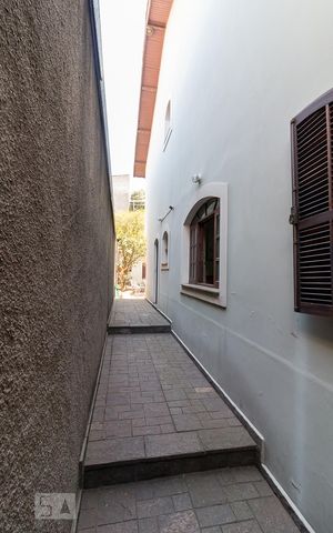 Casa à venda com 431m², 4 quartos e 5 vagasCorredor lateral externo