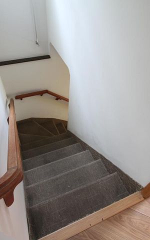 Casa à venda com 101m², 2 quartos e 2 vagasEscada