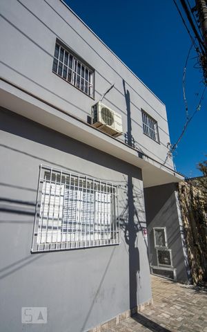 Casa à venda com 250m², 3 quartos e 4 vagas Casa à venda com 250m², 3 quartos e 4 vagasFachada