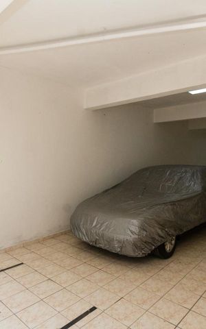 Casa à venda com 180m², 3 quartos e 6 vagas Casa à venda com 180m², 3 quartos e 6 vagasGaragem