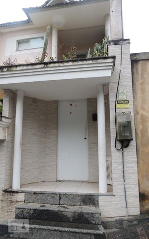 Casa de condomínio à venda com 190m², 4 quartos e 2 vagasFachada 
