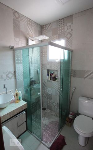 Casa para alugar com 224m², 4 quartos e 4 vagas Casa para alugar com 224m², 4 quartos e 4 vagasBanheiro da Suite 1
