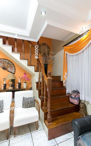 Casa à venda com 250m², 4 quartos e 2 vagasEscadas