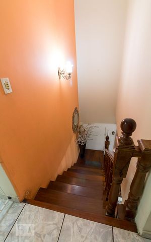 Casa à venda com 250m², 4 quartos e 2 vagasEscadas
