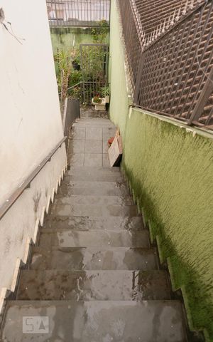 Casa para alugar com 330m², 4 quartos e 2 vagas Casa para alugar com 330m², 4 quartos e 2 vagasEscadas
