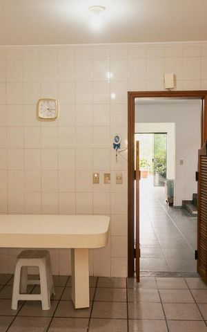 Casa para alugar com 330m², 4 quartos e 2 vagas Casa para alugar com 330m², 4 quartos e 2 vagasCozinha