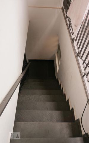 Casa para alugar com 330m², 4 quartos e 2 vagas Casa para alugar com 330m², 4 quartos e 2 vagasEscadas