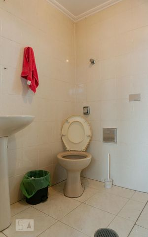 Casa para alugar com 330m², 4 quartos e 2 vagas Casa para alugar com 330m², 4 quartos e 2 vagasBanheiro