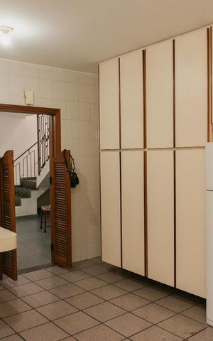 Casa para alugar com 330m², 4 quartos e 2 vagas Casa para alugar com 330m², 4 quartos e 2 vagasCozinha