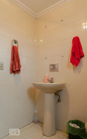 Casa para alugar com 330m², 4 quartos e 2 vagas Casa para alugar com 330m², 4 quartos e 2 vagasBanheiro