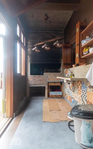 Casa de condomínio à venda com 252m², 4 quartos e 2 vagas Casa de condomínio à venda com 252m², 4 quartos e 2 vagasChurrasqueira