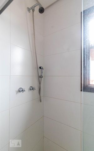 Casa de condomínio à venda com 252m², 4 quartos e 2 vagas Casa de condomínio à venda com 252m², 4 quartos e 2 vagasBanheiro