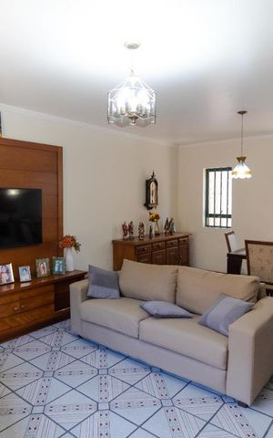 Casa à venda com 247m², 5 quartos e 3 vagas Casa à venda com 247m², 5 quartos e 3 vagasSalas