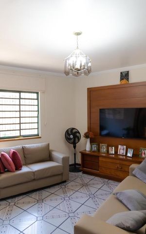 Casa à venda com 247m², 5 quartos e 3 vagas Casa à venda com 247m², 5 quartos e 3 vagasSala de TV