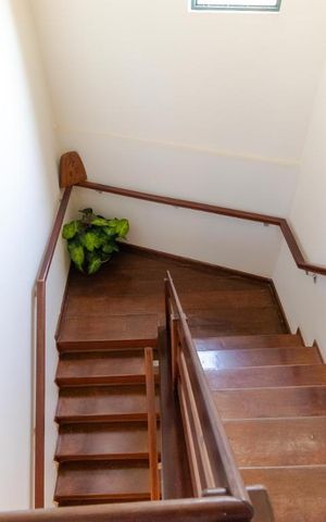 Casa à venda com 247m², 5 quartos e 3 vagas Casa à venda com 247m², 5 quartos e 3 vagasEscada