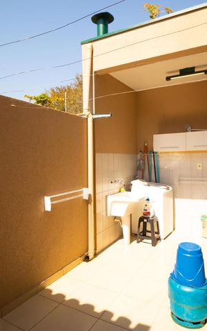 Casa à venda com 247m², 5 quartos e 3 vagas Casa à venda com 247m², 5 quartos e 3 vagasÁrea de Serviço