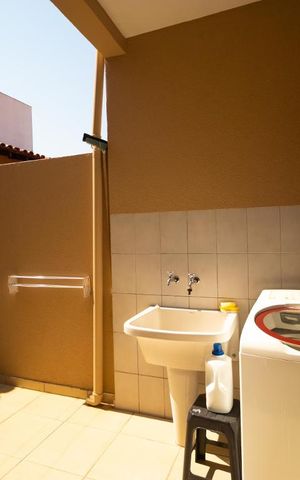 Casa à venda com 247m², 5 quartos e 3 vagas Casa à venda com 247m², 5 quartos e 3 vagasÁrea de Serviço