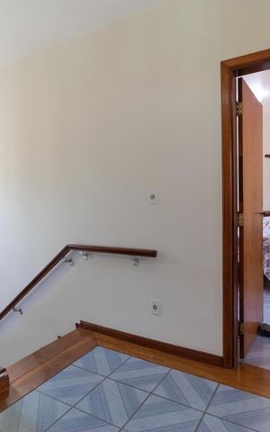 Casa à venda com 247m², 5 quartos e 3 vagas Casa à venda com 247m², 5 quartos e 3 vagasHall