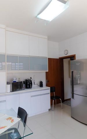 Casa à venda com 247m², 5 quartos e 3 vagas Casa à venda com 247m², 5 quartos e 3 vagasCozinha