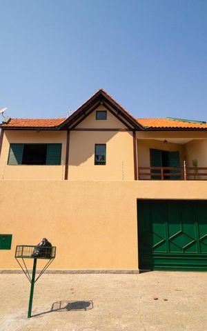 Casa à venda com 247m², 5 quartos e 3 vagas Casa à venda com 247m², 5 quartos e 3 vagasFachada