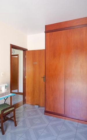 Casa à venda com 247m², 5 quartos e 3 vagas Casa à venda com 247m², 5 quartos e 3 vagasQuarto 01