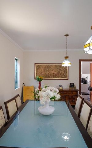 Casa à venda com 247m², 5 quartos e 3 vagas Casa à venda com 247m², 5 quartos e 3 vagasSala de Jantar