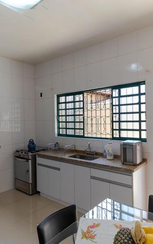 Casa à venda com 247m², 5 quartos e 3 vagas Casa à venda com 247m², 5 quartos e 3 vagasCozinha