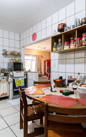 Casa à venda com 250m², 5 quartos e 3 vagas Casa à venda com 250m², 5 quartos e 3 vagasCozinha