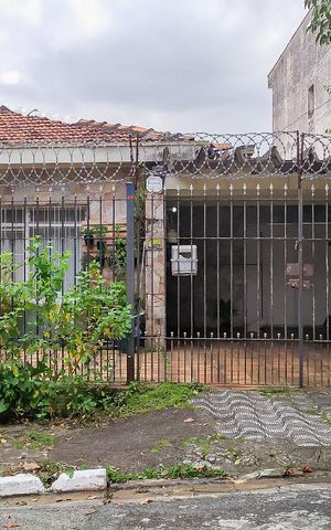 Casa à venda com 250m², 5 quartos e 3 vagas Casa à venda com 250m², 5 quartos e 3 vagasFachada